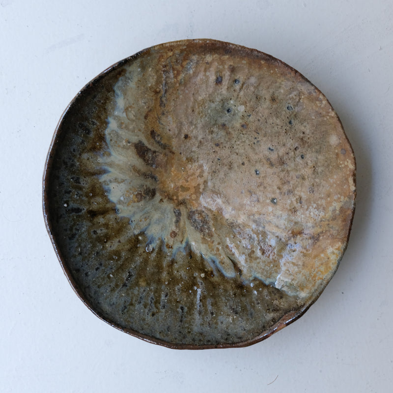 Coupe sur pied en terre recoltée D26cmcuisson feu - brun ocre doré de Nathalie Reocreux chez Brutal Ceramics