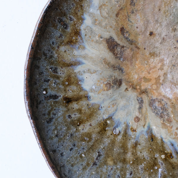 Coupe sur pied en terre recoltée D26cm cuisson feu - brun ocre doré de Nathalie Reocreux chez Brutal Ceramics