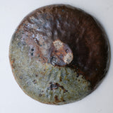 Coupe sur pied en terre recoltée D26cm cuisson feu - brun ocre doré de Nathalie Reocreux chez Brutal Ceramics