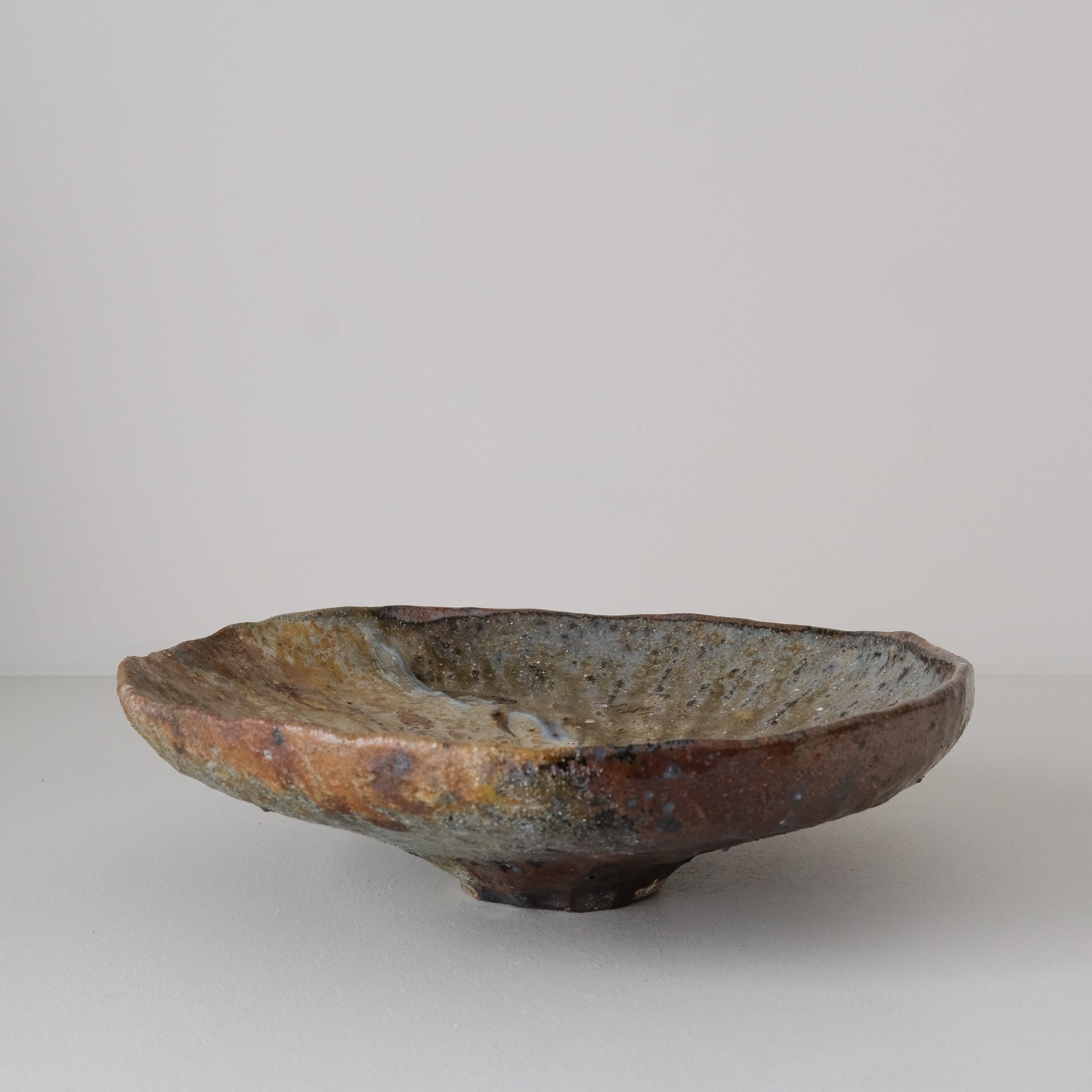 Coupe sur pied en terre recoltée D26cm cuisson feu - brun ocre doré de Nathalie Reocreux chez Brutal Ceramics

