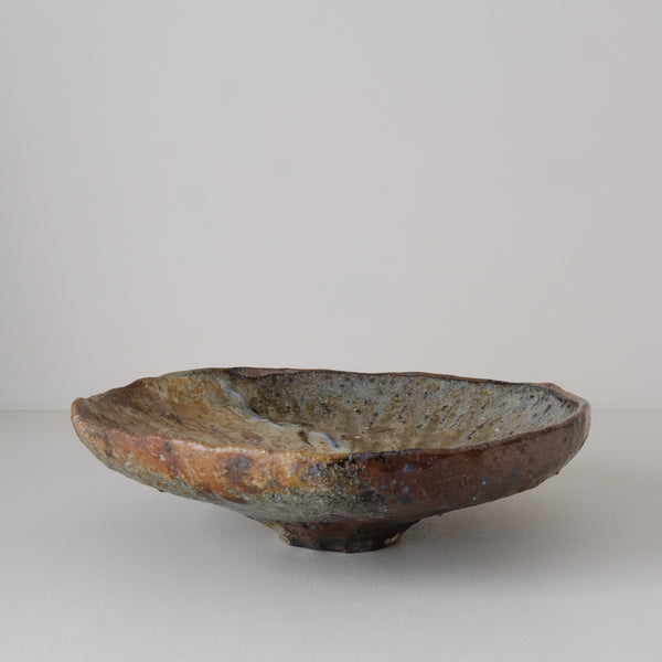 Coupe sur pied en terre recoltée D26cm cuisson feu - brun ocre doré de Nathalie Reocreux chez Brutal Ceramics
