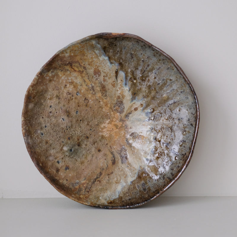 Coupe sur pied en terre recoltée D26cm cuisson feu - brun ocre doré de Nathalie Reocreux chez Brutal Ceramics