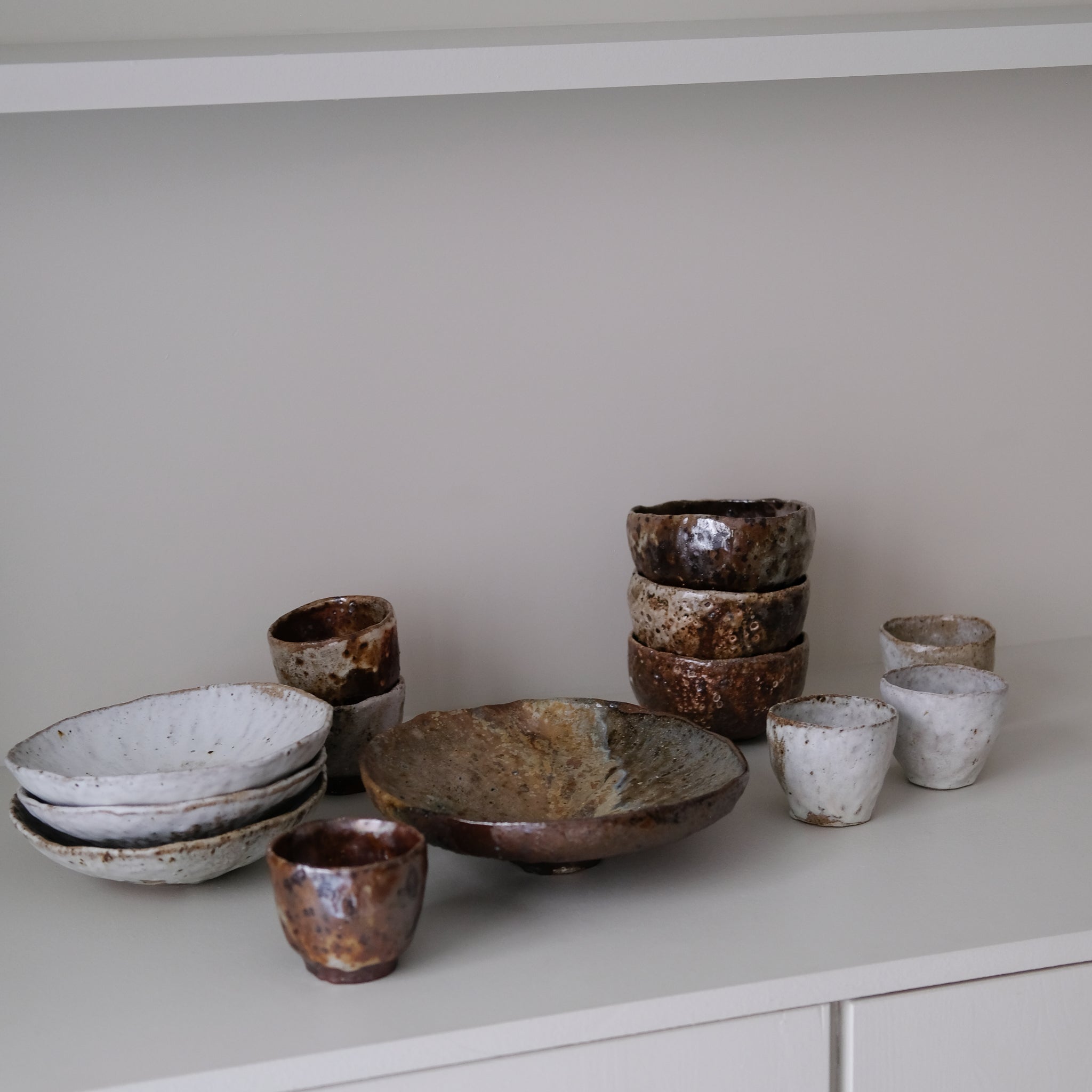 Coupe sur pied en terre recoltée D26cm cuisson feu - brun ocre doré de Nathalie Reocreux chez Brutal Ceramics