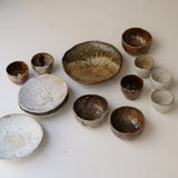 Assiette creuse en terre recoltée D 20cm - blanc gris Nathalie Reocreux chez Brutal Ceramics