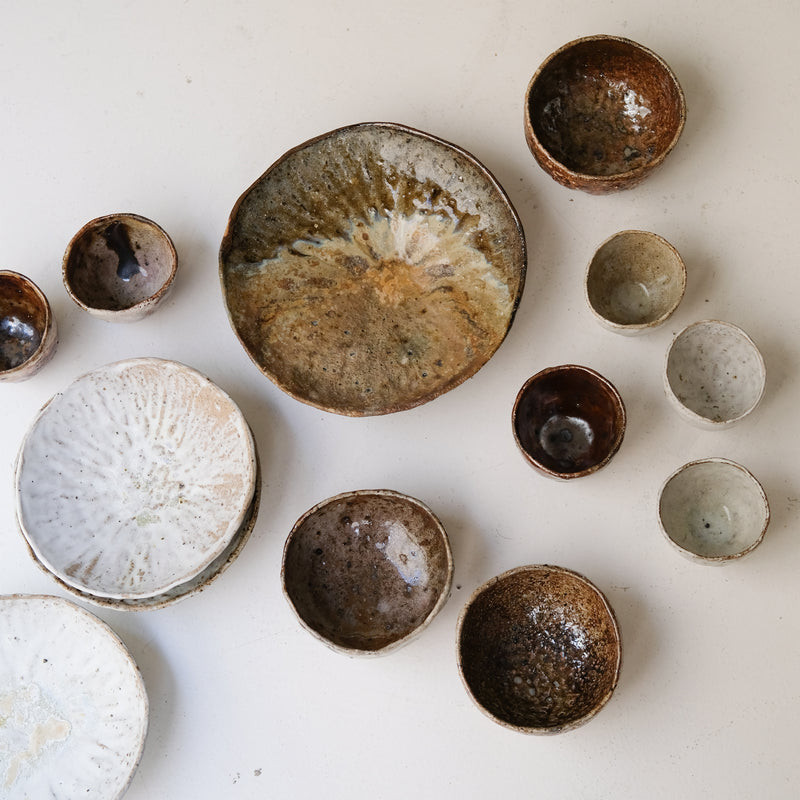 Coupe sur pied en terre recoltée D26cm cuisson feu - brun ocre doré de Nathalie Reocreux chez Brutal Ceramics