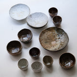 Coupe sur pied en terre recoltée D26cm cuisson feu - brun ocre doré de Nathalie Reocreux chez Brutal Ceramics