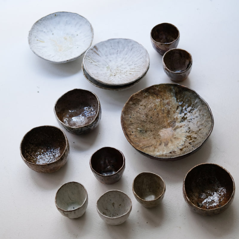 Coupe sur pied en terre recoltée D26cm cuisson feu - brun ocre doré de Nathalie Reocreux chez Brutal Ceramics