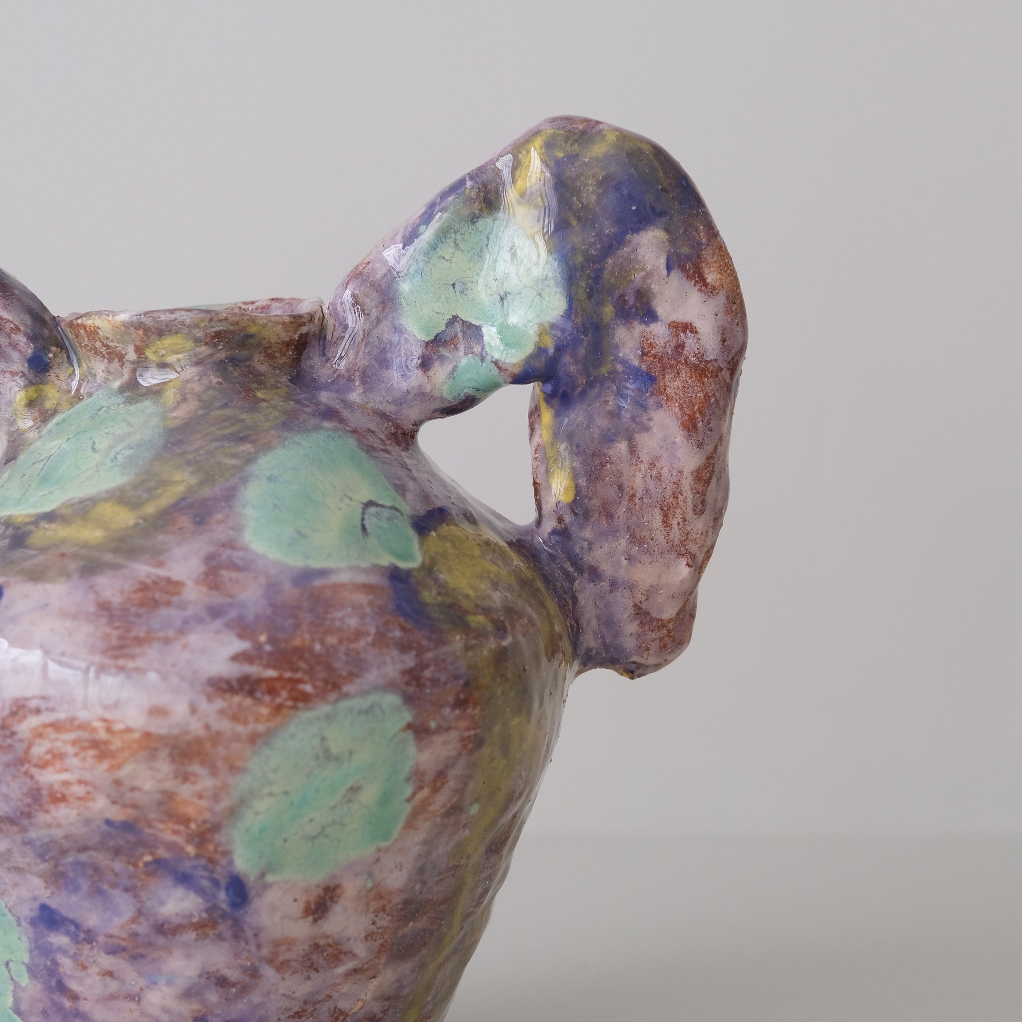 Vase 03 en faience H 21cm - violet foncé et vert de Samantha Kerdine pour Brutal Ceramics