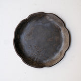 Assiette en grès D 16cm - noir mat de Sonia Deleani chez Brutal Ceramics