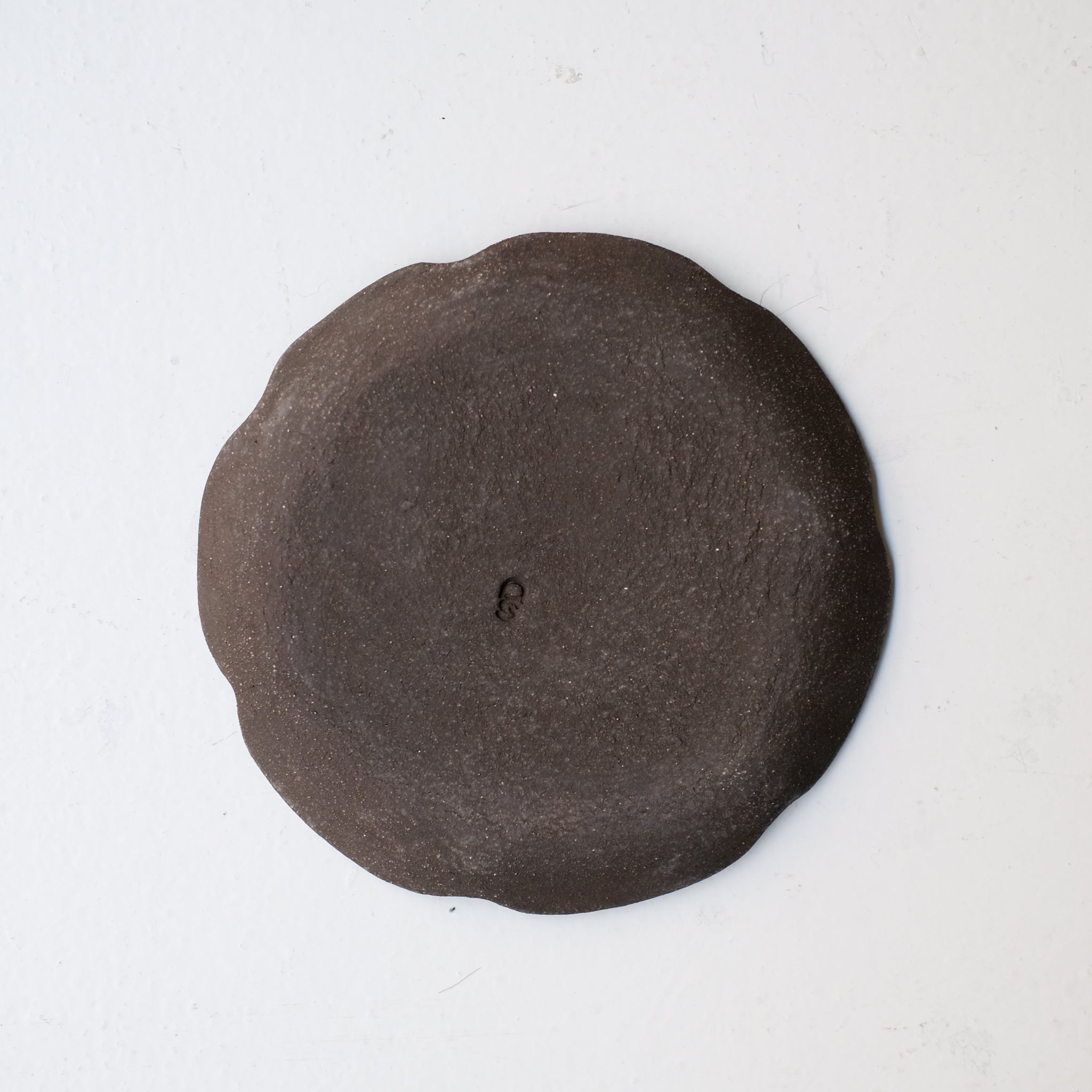 Assiette en grès D 16cm - noir mat de Sonia Deleani chez Brutal Ceramics