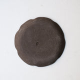 Assiette en grès D 16cm - noir mat de Sonia Deleani chez Brutal Ceramics