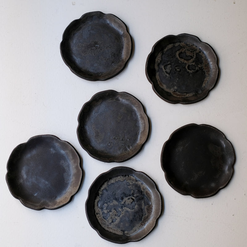 Assiette en grès D 16cm - noir mat de Sonia Deleani chez Brutal Ceramics