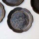 Assiette en grès D 16cm - noir mat de Sonia Deleani chez Brutal Ceramics