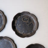 Assiette en grès D 16cm - noir mat de Sonia Deleani chez Brutal Ceramics