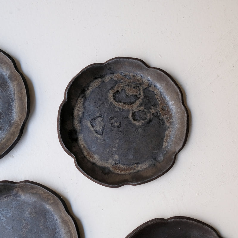 Assiette en grès D 16cm - noir mat de Sonia Deleani chez Brutal Ceramics