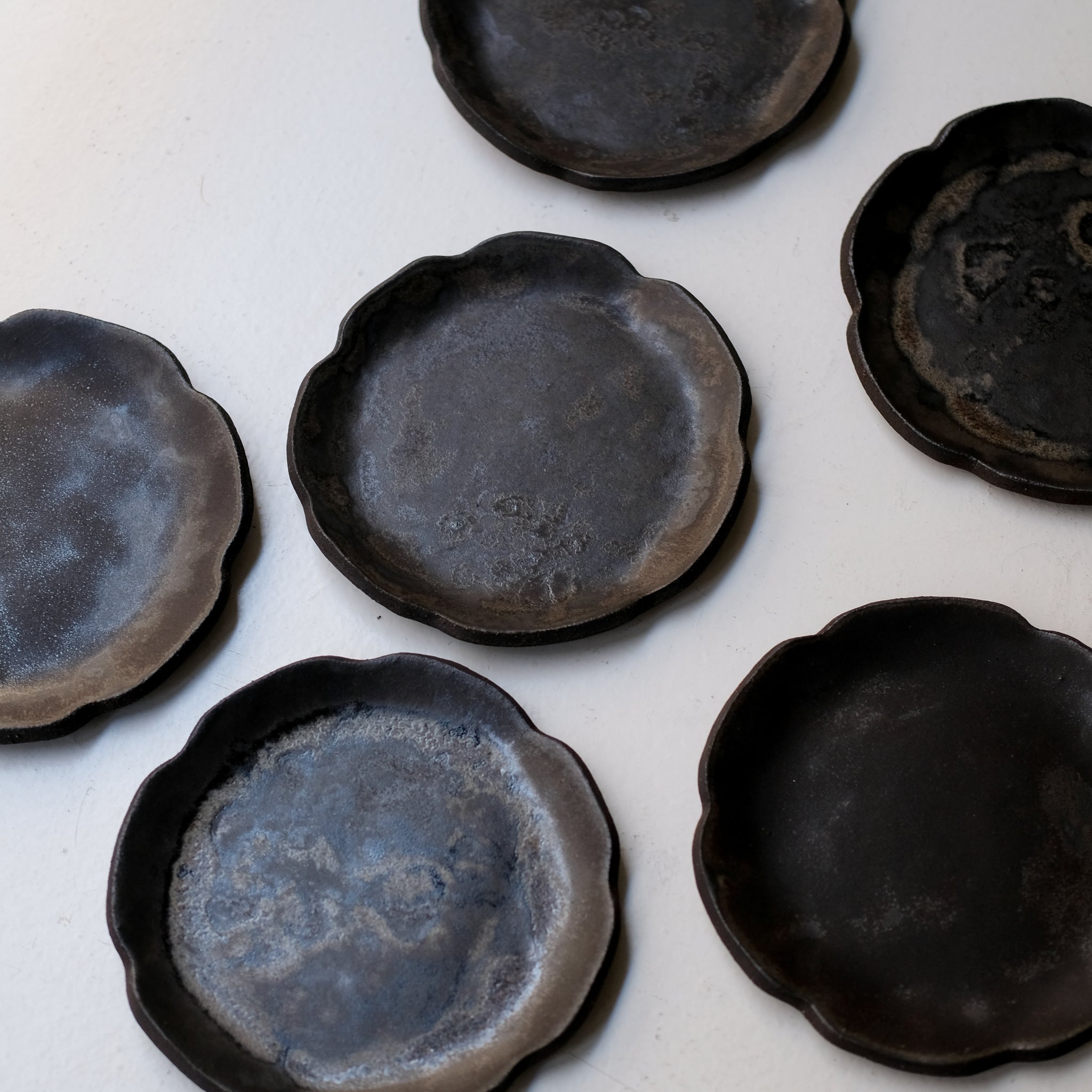 Assiette en grès D 16cm - noir mat de Sonia Deleani chez Brutal Ceramics