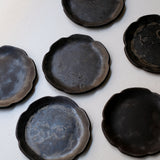 Assiette en grès D 16cm - noir mat de Sonia Deleani chez Brutal Ceramics