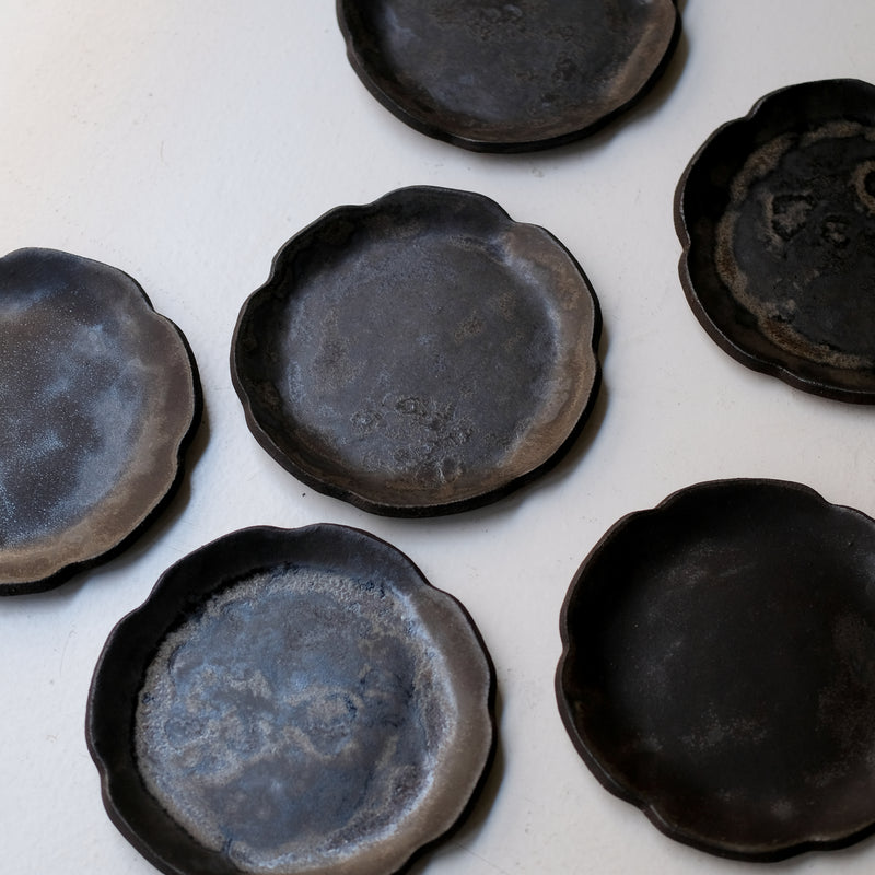 Assiette en grès D 16cm - noir mat de Sonia Deleani chez Brutal Ceramics