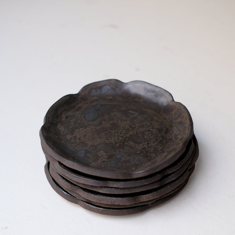 Assiette en grès D 16cm - noir mat de Sonia Deleani chez Brutal Ceramics