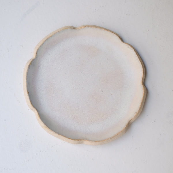 Assiette en grès D 16cm - blanc rosé de Sonia Deleani chez Brutal Ceramics