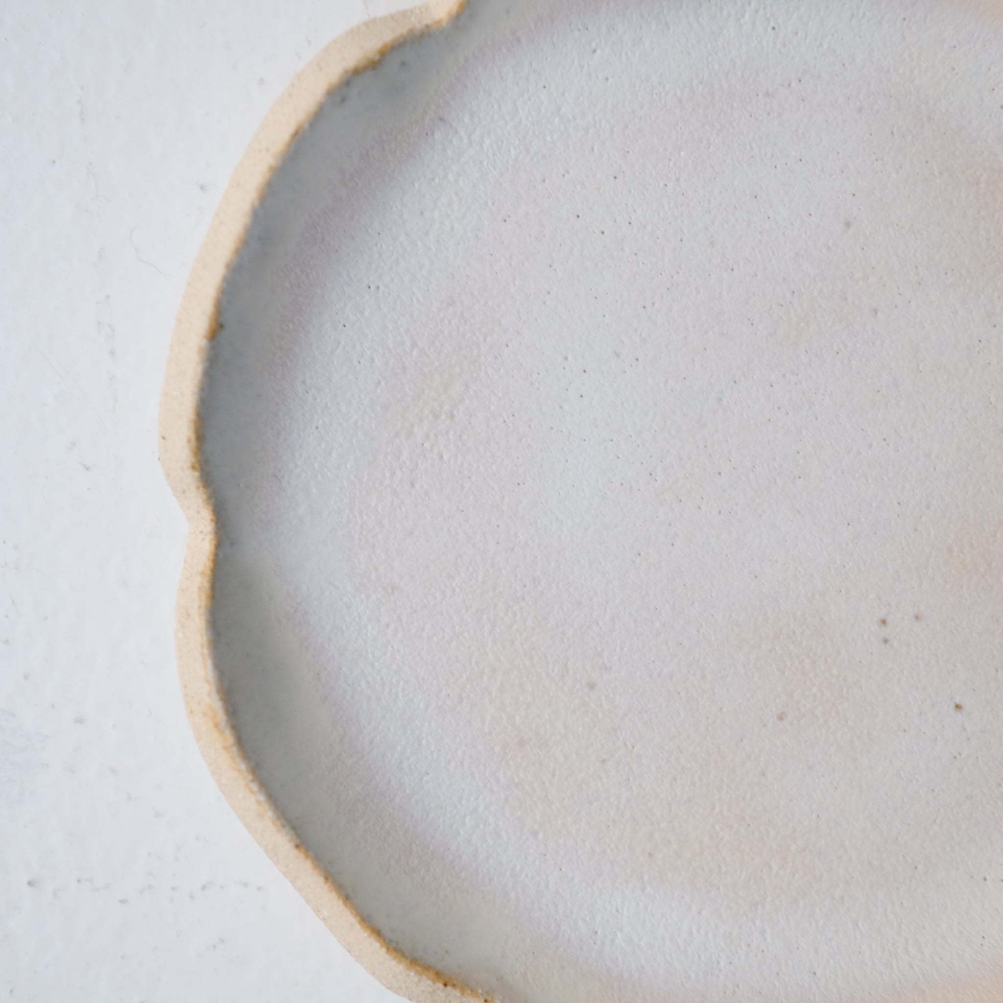 Assiette en grès D 16cm - blanc rosé de Sonia Deleani chez Brutal Ceramics