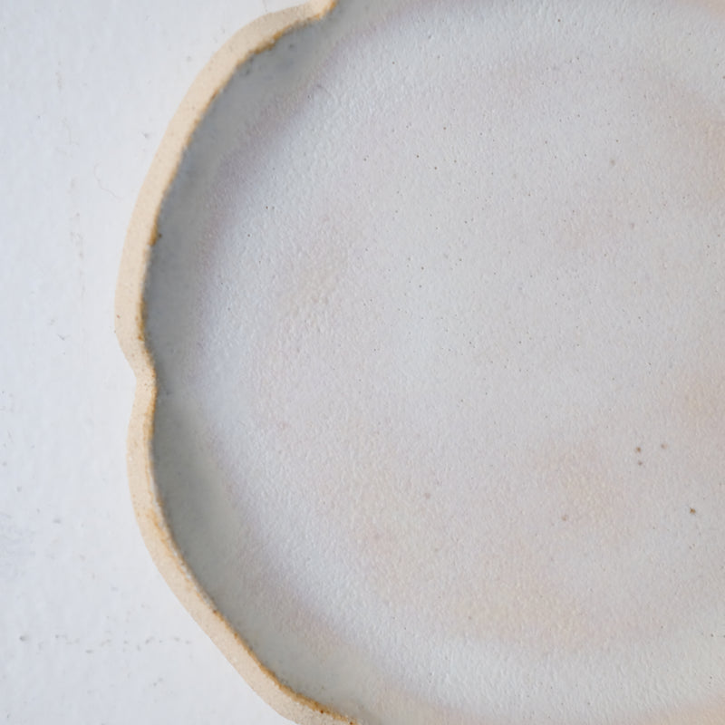 Assiette en grès D 16cm - blanc rosé de Sonia Deleani chez Brutal Ceramics