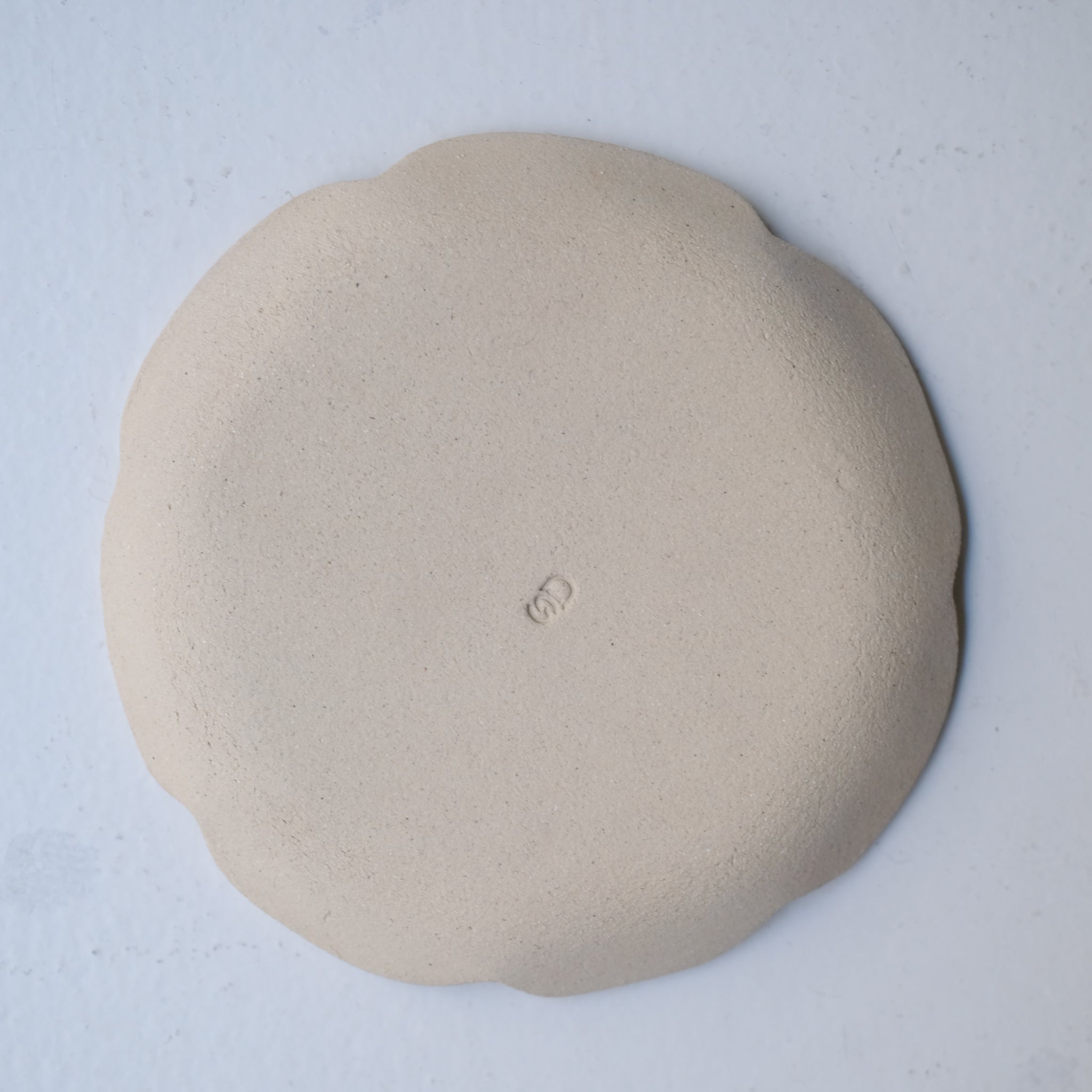 Assiette en grès D 16cm - blanc rosé de Sonia Deleani chez Brutal Ceramics