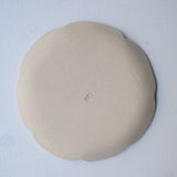 Assiette en grès D 16cm - blanc rosé de Sonia Deleani chez Brutal Ceramics