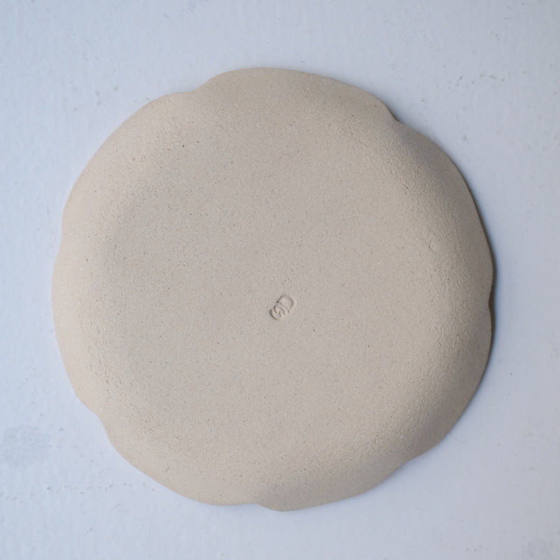 Assiette en grès D 16cm - blanc rosé de Sonia Deleani chez Brutal Ceramics