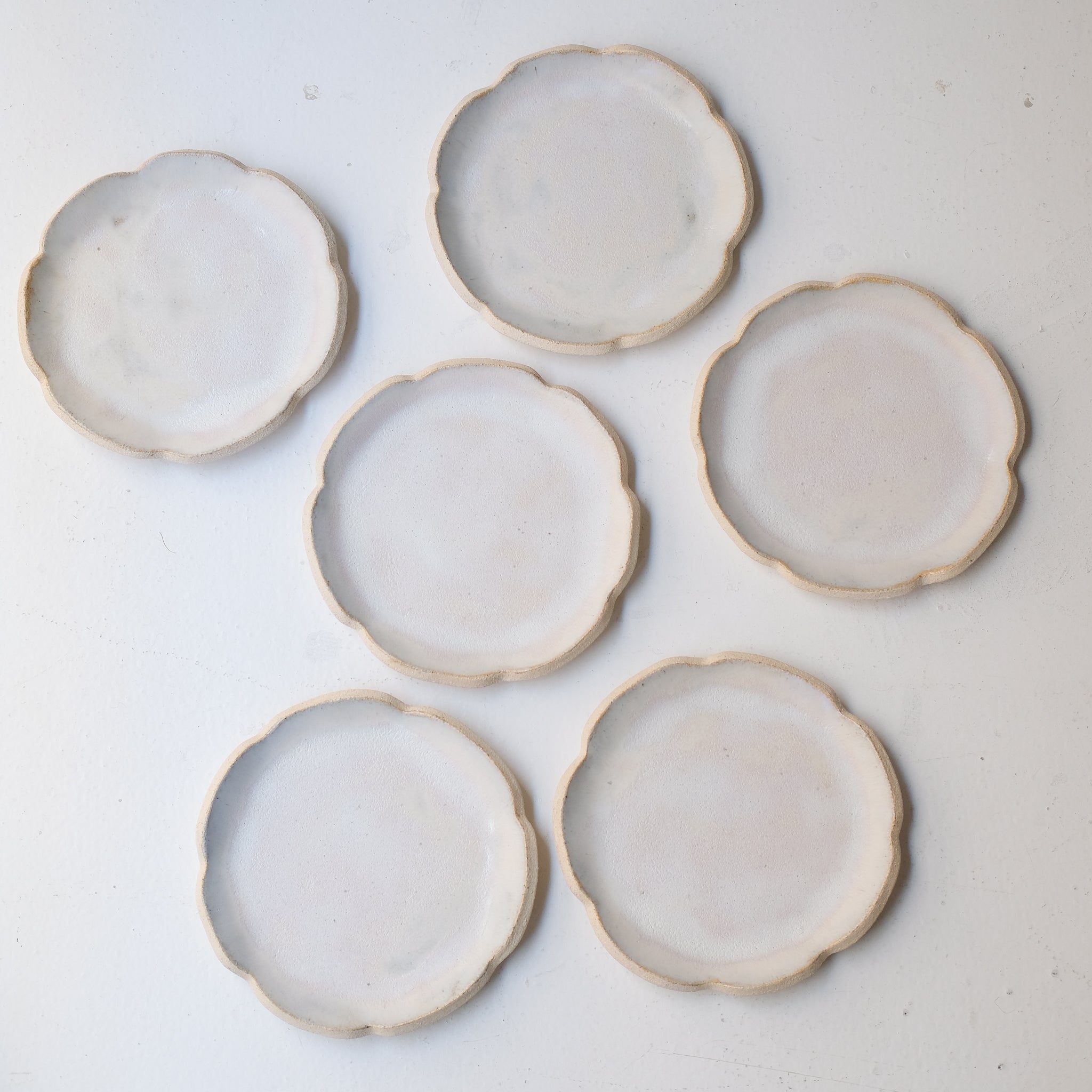 Assiette en grès D 16cm - blanc rosé de Sonia Deleani chez Brutal Ceramics