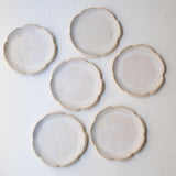 Assiette en grès D 16cm - blanc rosé de Sonia Deleani chez Brutal Ceramics