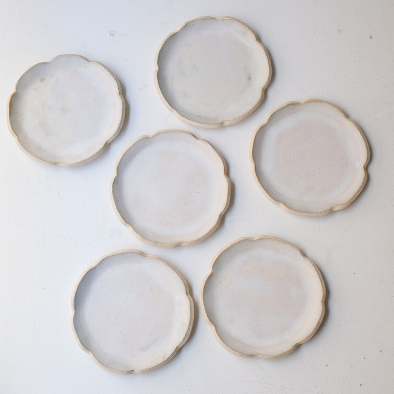 Assiette en grès D 16cm - blanc rosé de Sonia Deleani chez Brutal Ceramics