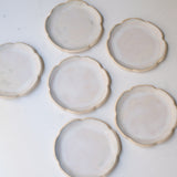Assiette en grès D 16cm - blanc rosé de Sonia Deleani chez Brutal Ceramics