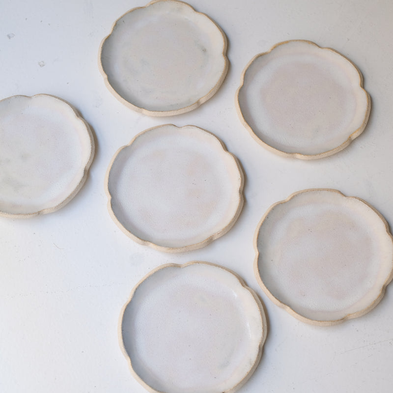 Assiette en grès D 16cm - blanc rosé de Sonia Deleani chez Brutal Ceramics