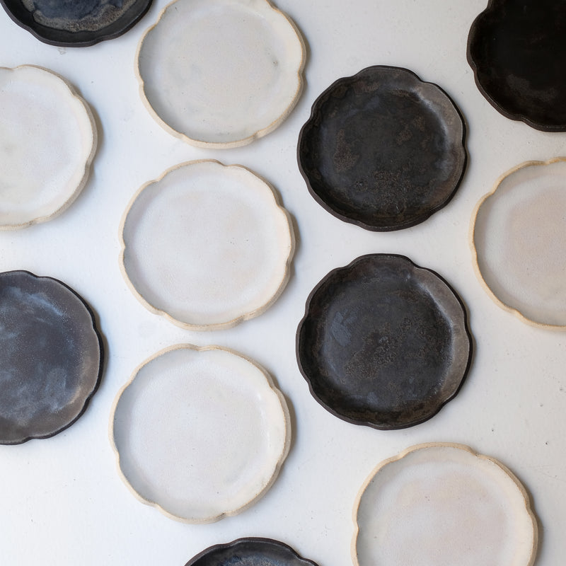 Assiette en grès D 16cm - noir mat de Sonia Deleani chez Brutal Ceramics