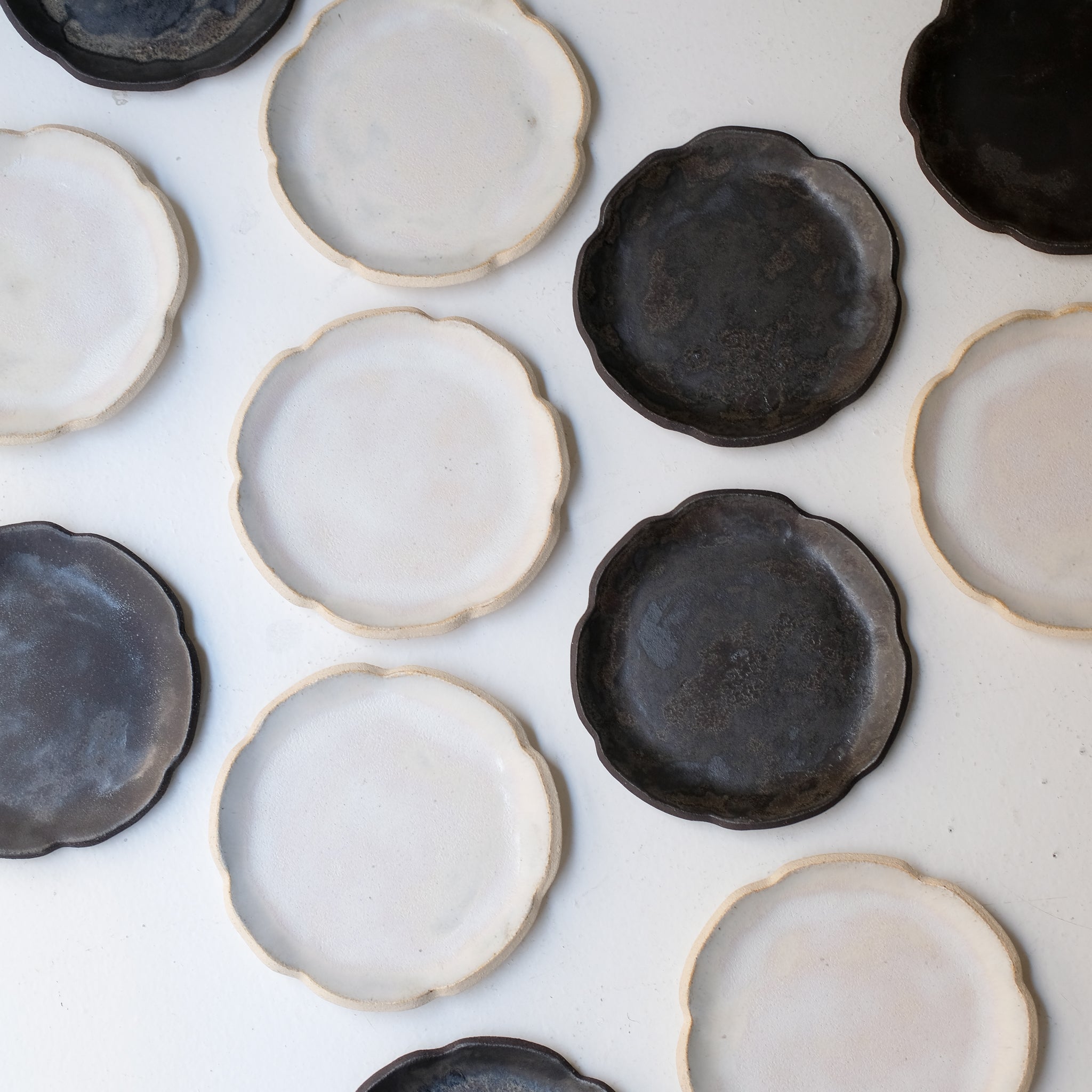 Assiette en grès D 16cm - blanc rosé de Sonia Deleani chez Brutal Ceramics