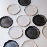 Assiette en grès D 16cm - blanc rosé de Sonia Deleani chez Brutal Ceramics