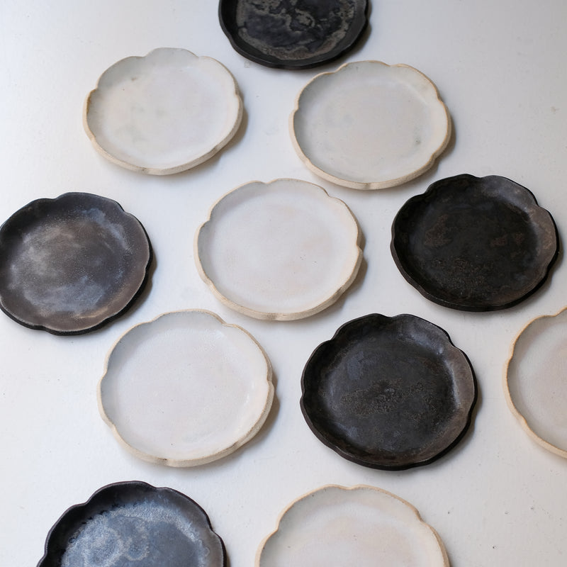 Assiette en grès D 16cm - blanc rosé de Sonia Deleani chez Brutal Ceramics