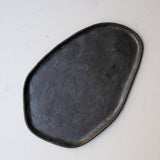 Plateau L 30cm en grès - noir mat de Sonia Deleani chez Brutal Ceramics