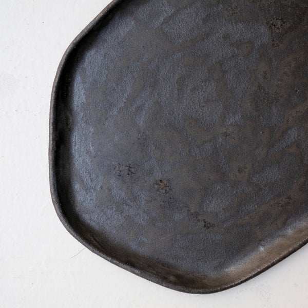 Plateau L 30cm en grès - noir mat de Sonia Deleani chez Brutal Ceramics