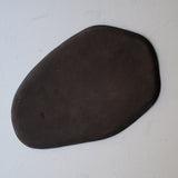 Plateau L 30cm en grès - noir mat de Sonia Deleani chez Brutal Ceramics