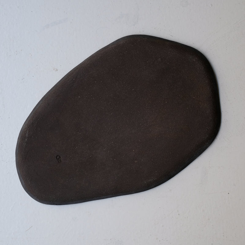 Plateau L 30cm en grès - noir mat de Sonia Deleani chez Brutal Ceramics