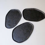 Plateau L 30cm en grès - noir mat de Sonia Deleani chez Brutal Ceramics