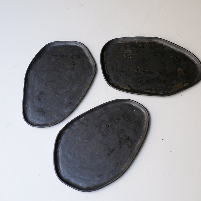 Plateau L 30cm en grès - noir mat de Sonia Deleani chez Brutal Ceramics