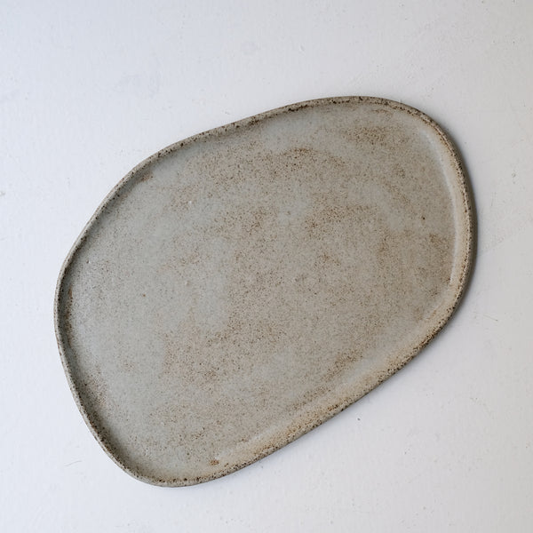 Plateau L 30cm en grès - blanc grisé de Sonia Deleani chez Brutal Ceramics