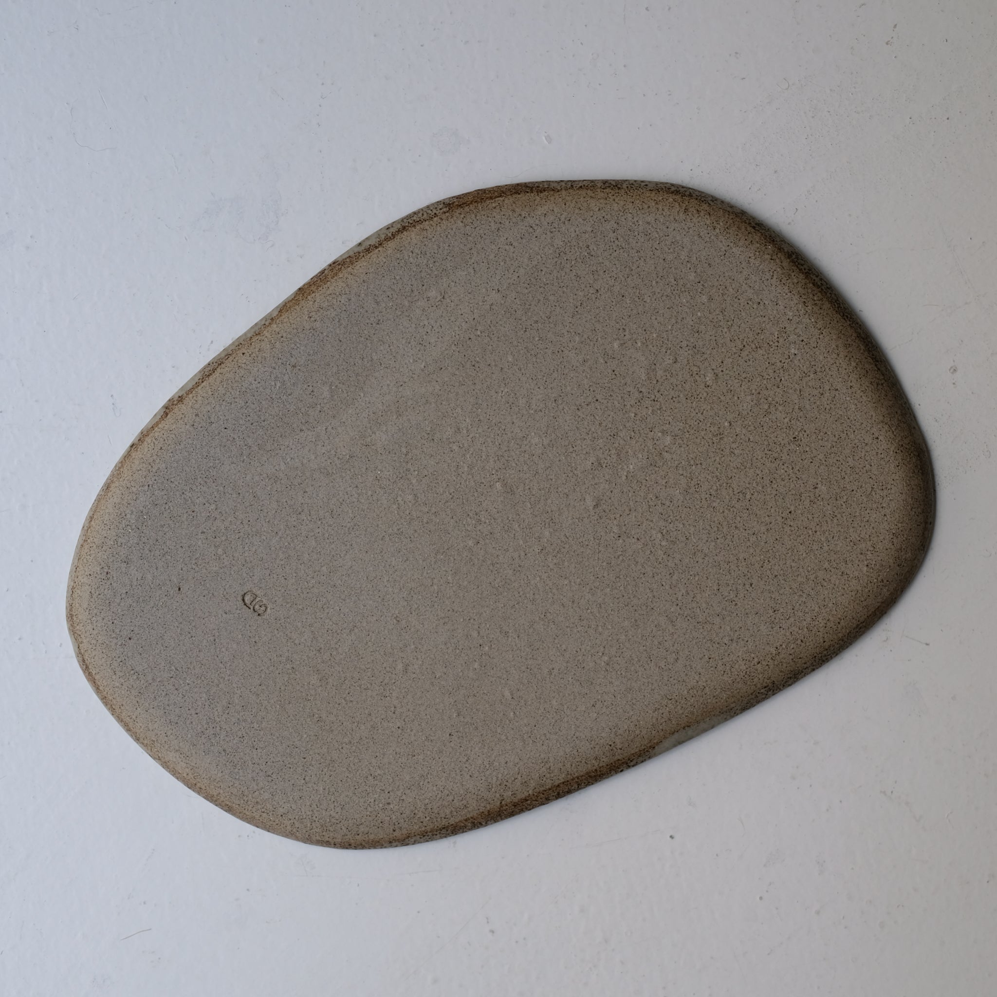 Plateau L 30cm en grès - blanc grisé de Sonia Deleani chez Brutal Ceramics