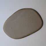 Plateau L 30cm en grès - blanc grisé de Sonia Deleani chez Brutal Ceramics