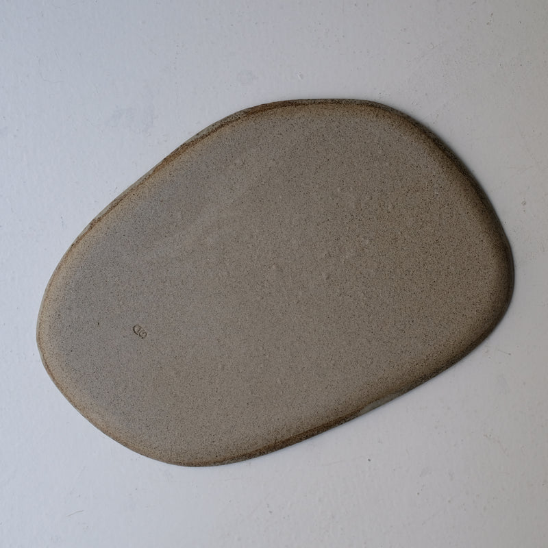 Plateau L 30cm en grès - blanc grisé de Sonia Deleani chez Brutal Ceramics