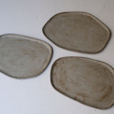 Plateau L 30cm en grès - blanc grisé de Sonia Deleani chez Brutal Ceramics