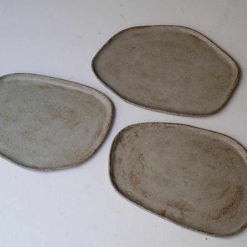 Plateau L 30cm en grès - blanc grisé de Sonia Deleani chez Brutal Ceramics